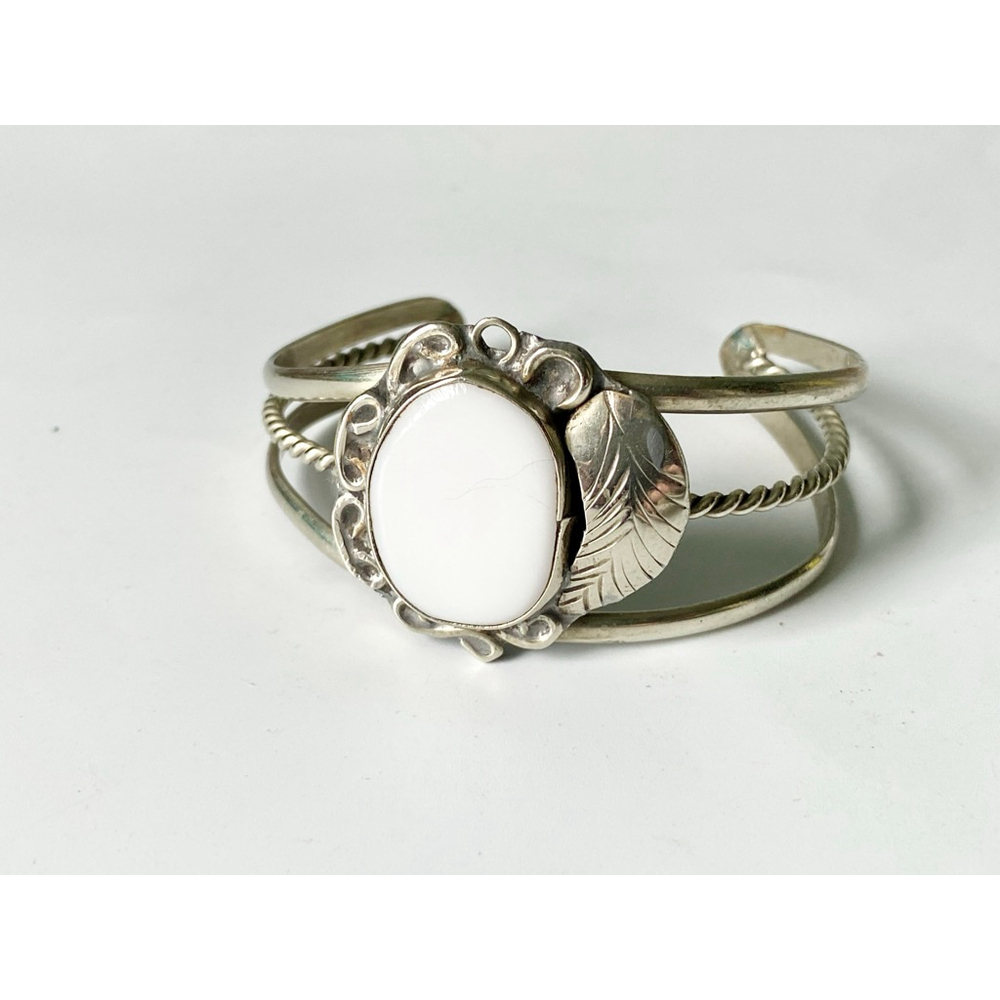 Vintage Sterling Navajo Pure White Buffalo Dolomite Squash Blossom Cuff Bracelet - Picture 3 of 6